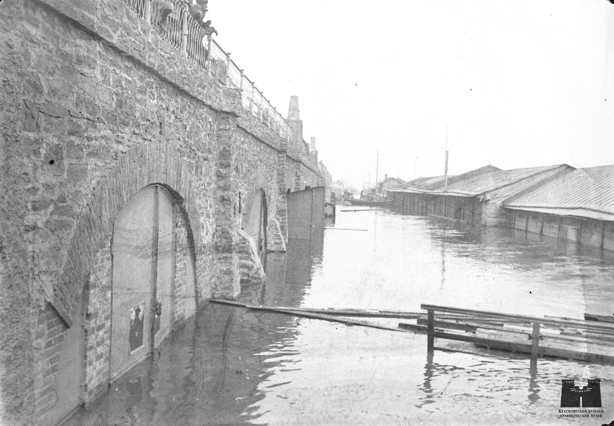 Наводнение в Красноярске. Пакгаузы на набережной Енисея. 1916 г. Наводнение в Красноярске. Пакгаузы на набережной Енисея. 1916 г.