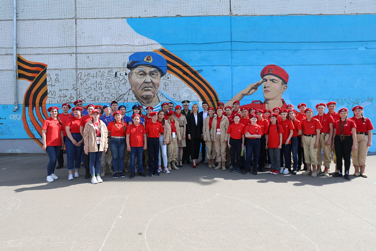 Граффити нанесли на стену одной из школ города Граффити нанесли на стену одной из школ города