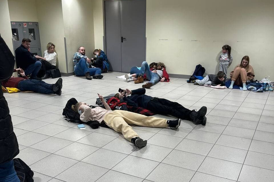 Людям приходится сидеть и лежать на полу Людям приходится сидеть и лежать на полу