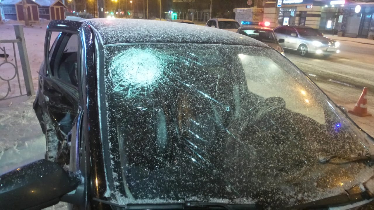 Очевидцы рассказали, что от удара молодая пассажирка головой разбила лобовое стекло