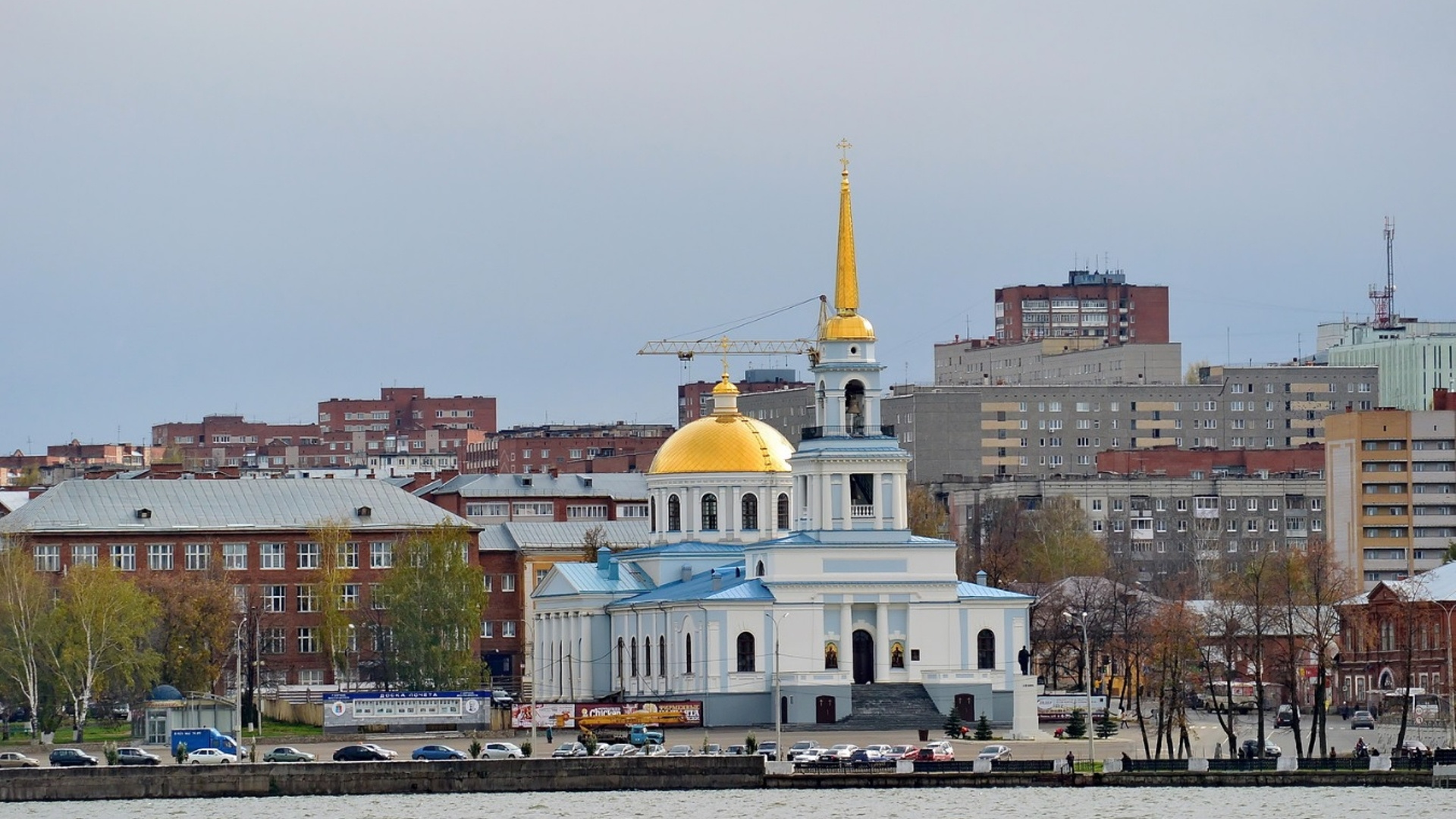 Собор можно увидеть на центральной площади города