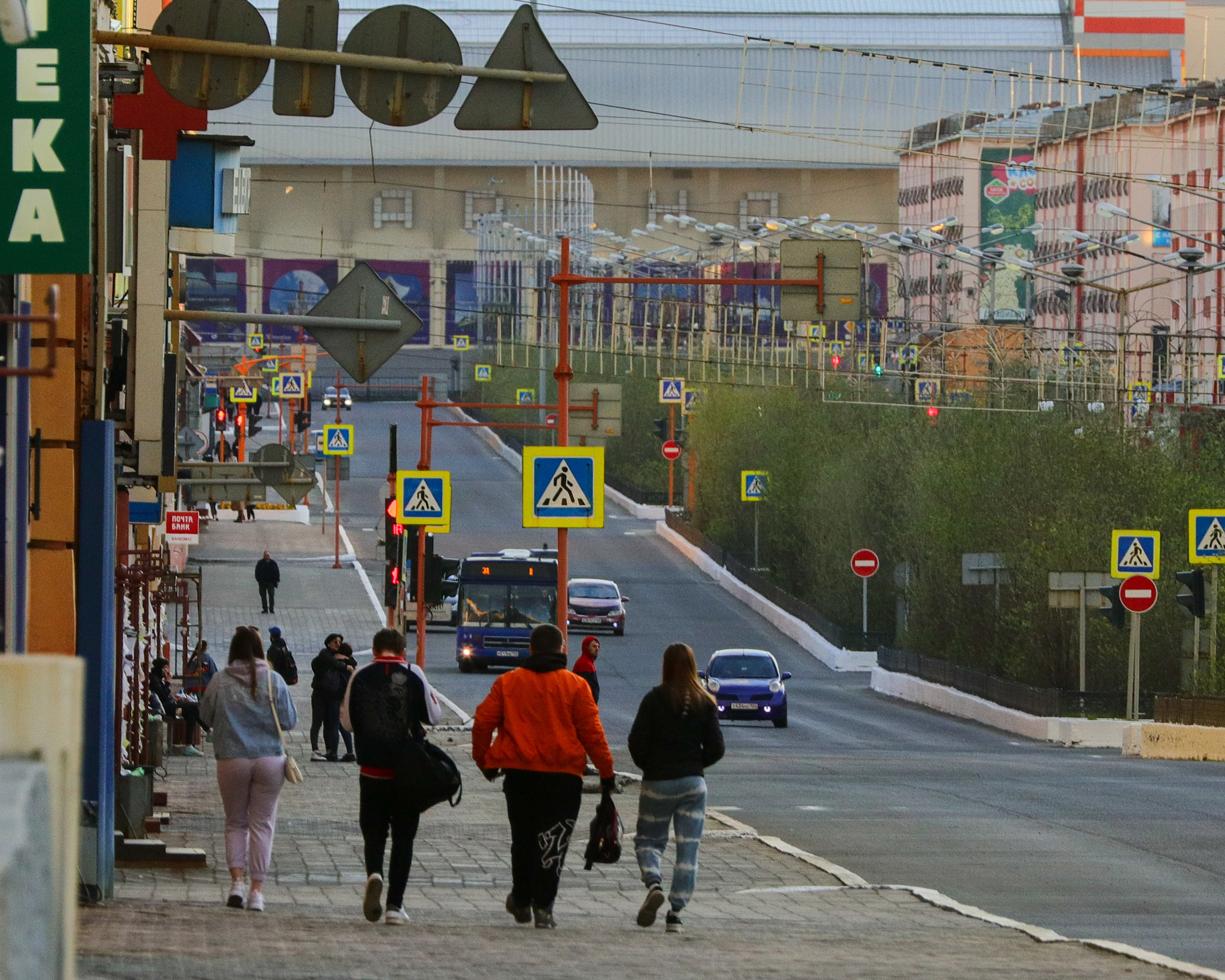 Как и во многих городах, летом молодежь гуляет до рассвета