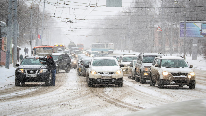 Доехать до работы будет непросто: снегопад сковал Нижний Новгород в пробках