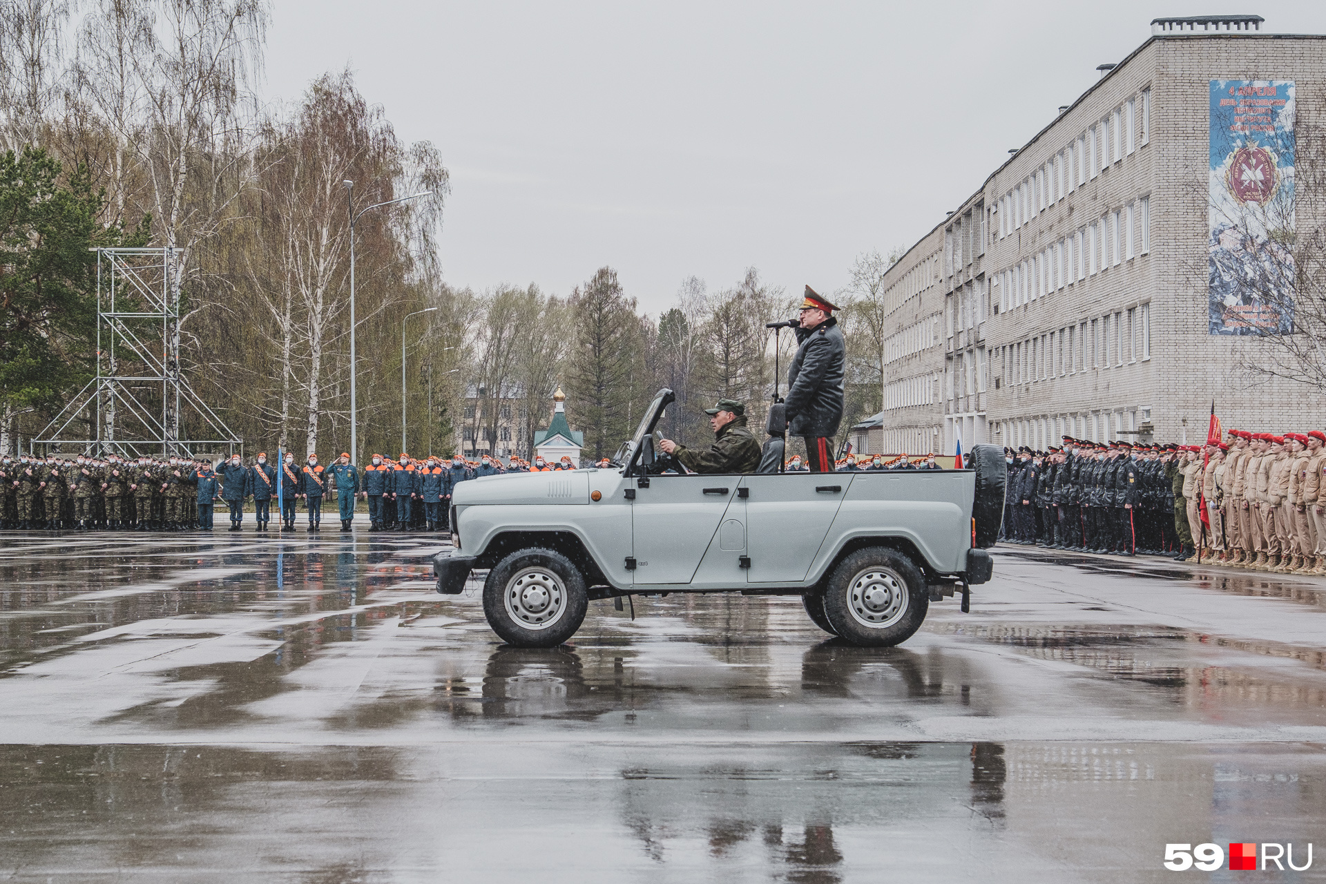 Генерал-майор принимал парад Генерал-майор принимал парад