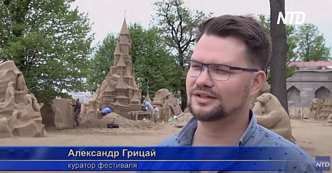 Александр Грицай курирует фестивали на пляже крепости.