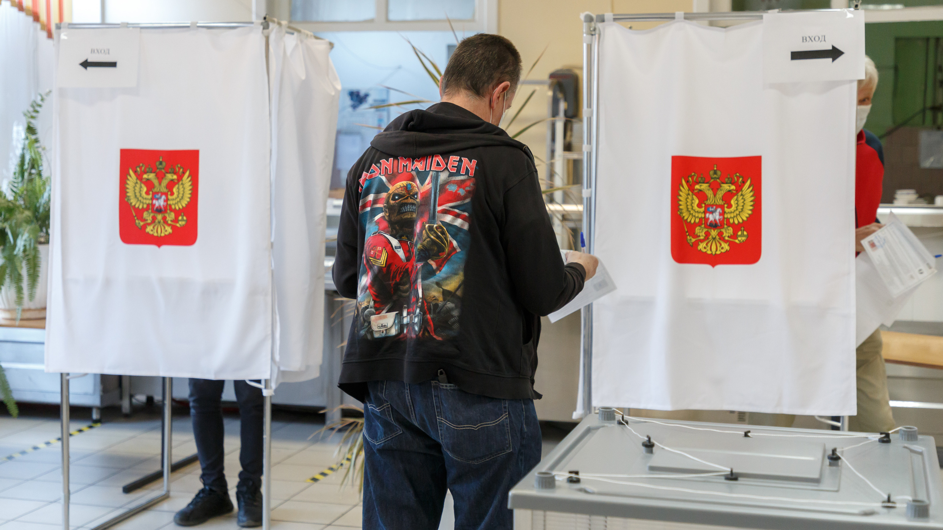 Явка выборы 2024 новгородская область. Картинки с выборов президента 2024 со спины. Когда избирательного участка увозят урны.