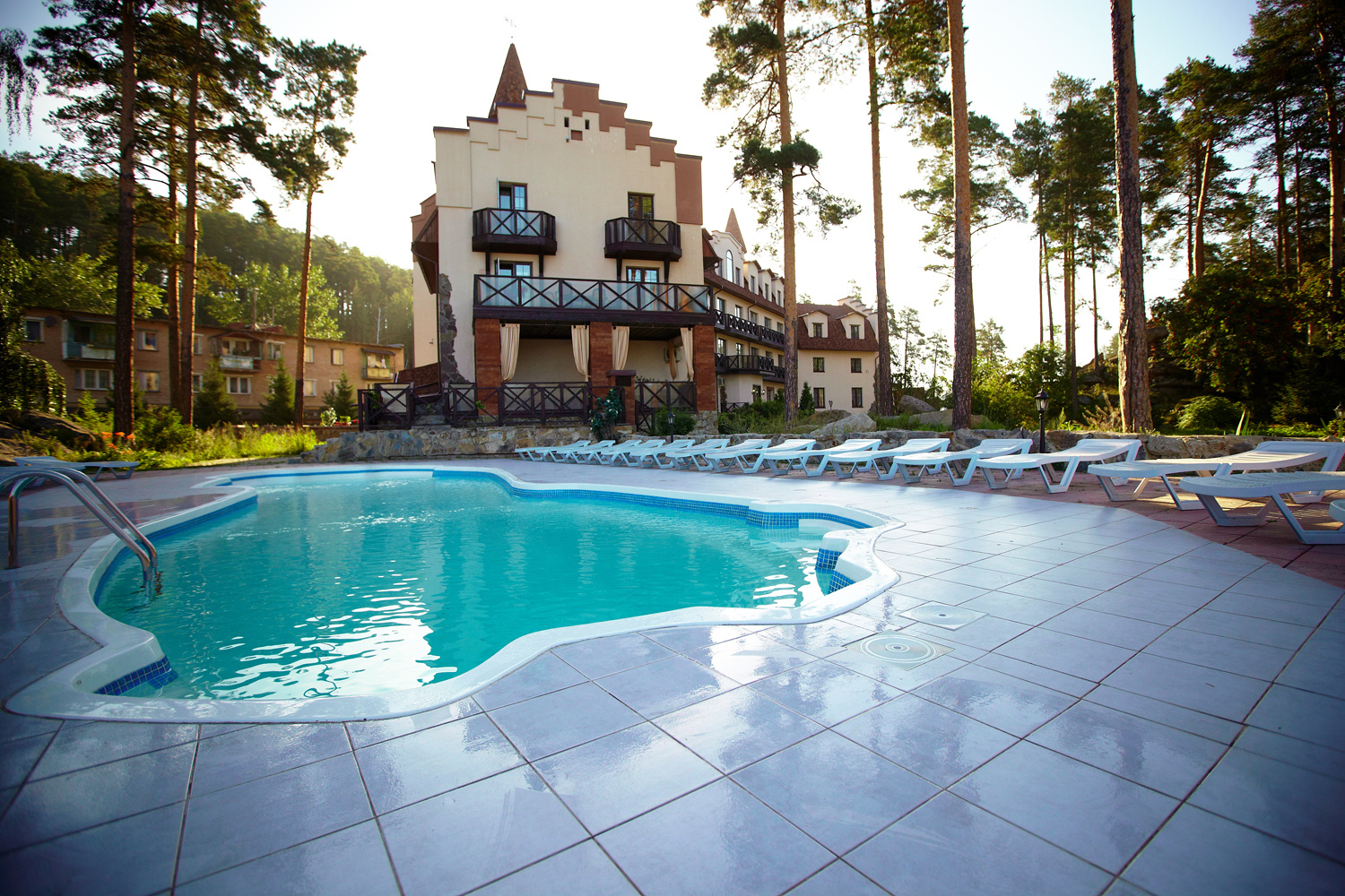 Купаться можно не только в Тургояке — на территории отеля есть открытый бассейн...