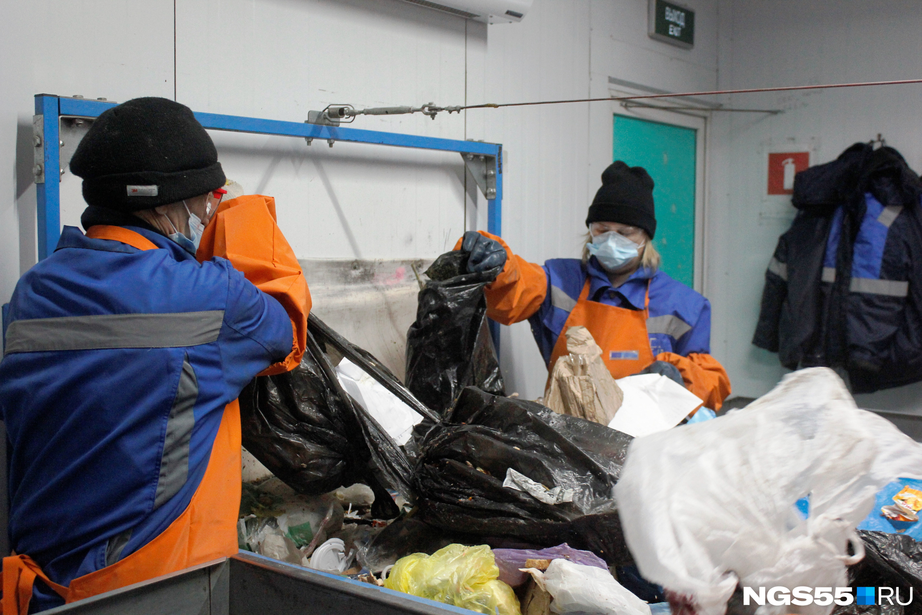 Здесь рабочие отбирают стеклянные бутылки, пленки и пакеты — в помещении около <nobr class="_">8 человек</nobr>, которые бросают отсортированный мусор в ящики