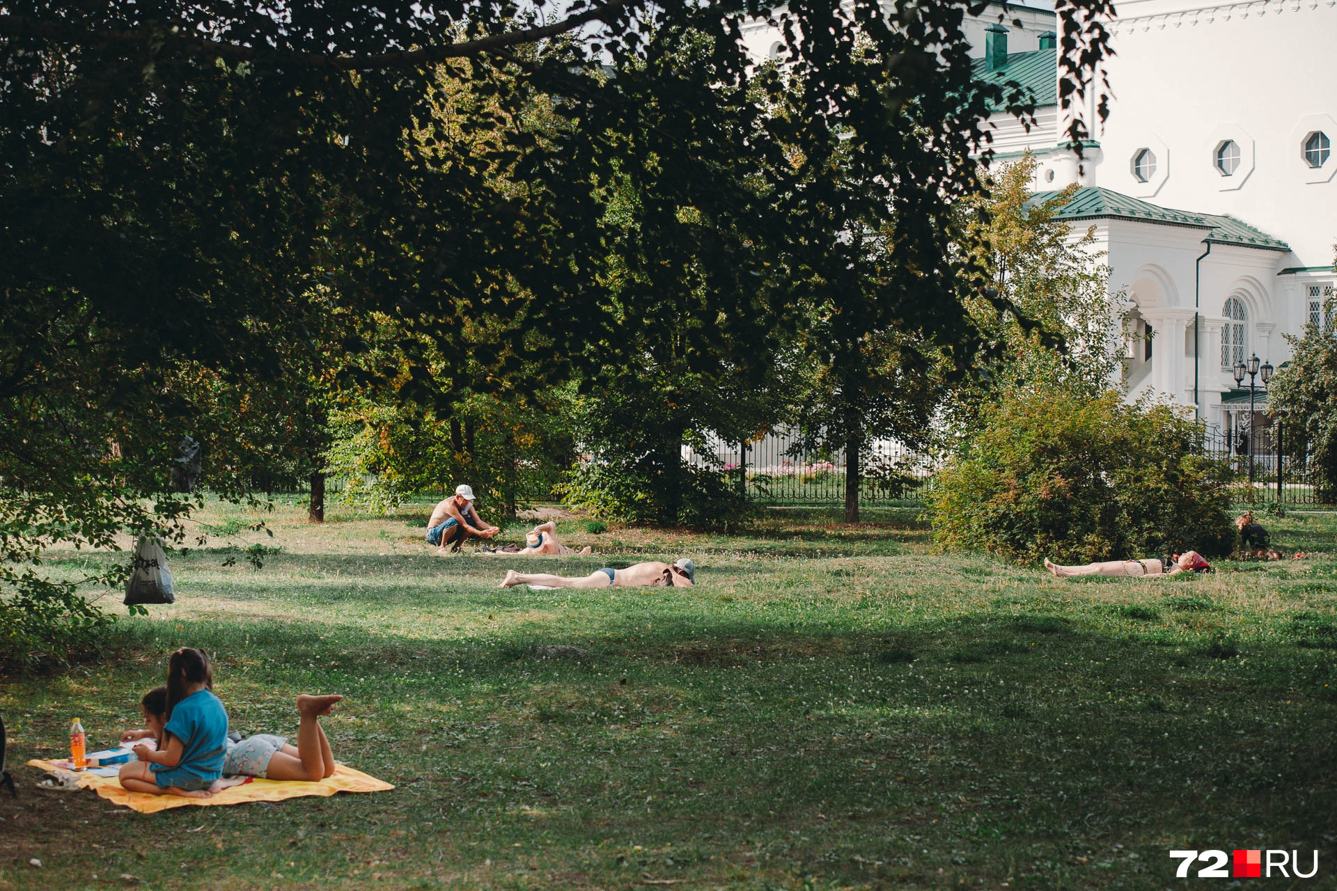Отдыхающих на солнышке тюменцев можно встретить практически во всех парковых зонах. Это наглядное подтверждение, что людям нужны такие места, где можно прилечь на травку
