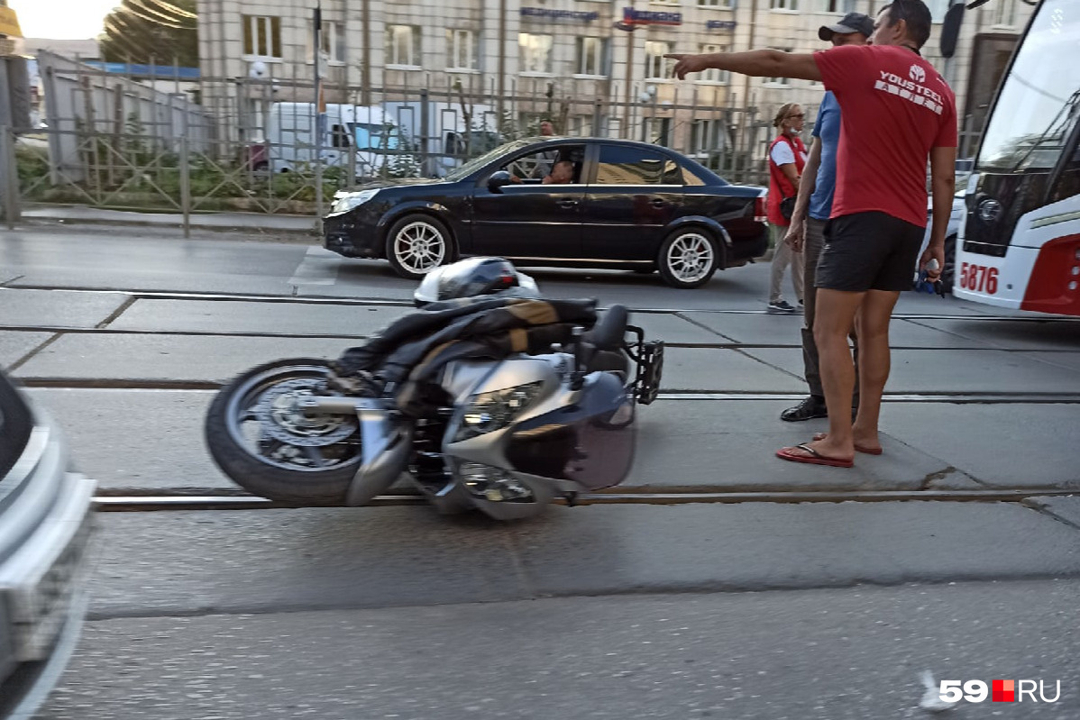 Движение трамваев заблокировал мотоцикл, лежащий на путях