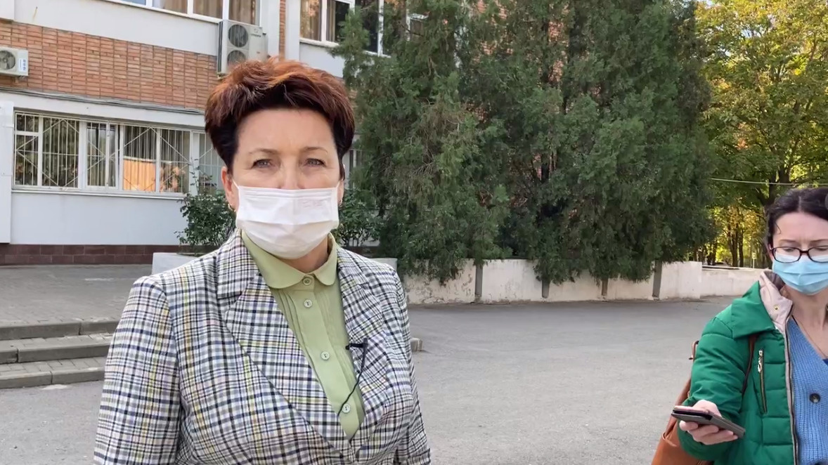 Елена Кожухова провела пресс-конференцию перед ГБ <nobr class="_">№ 20</nobr> в день публикации новости и утверждала, что это фейк Елена Кожухова провела пресс-конференцию перед ГБ <nobr class="_">№ 20</nobr> в день публикации новости и утверждала, что это фейк