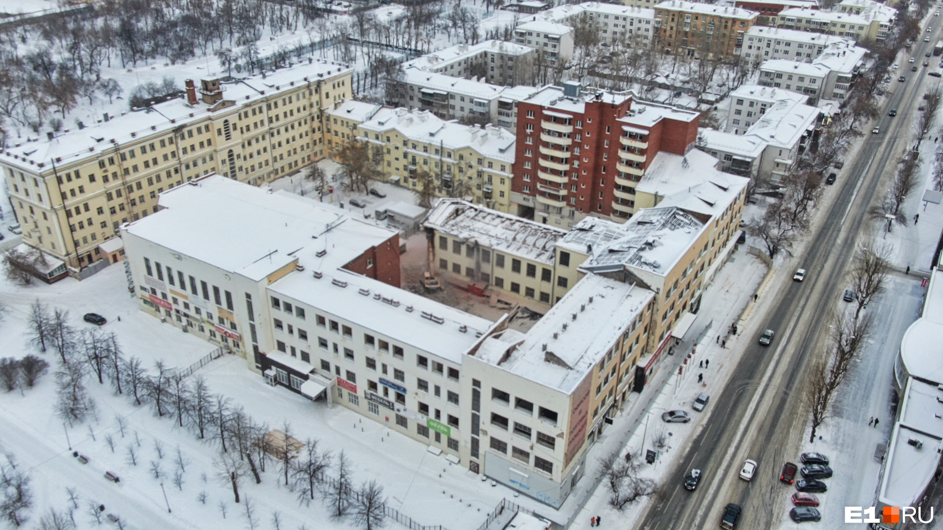 Здание техникума огромное Здание техникума огромное