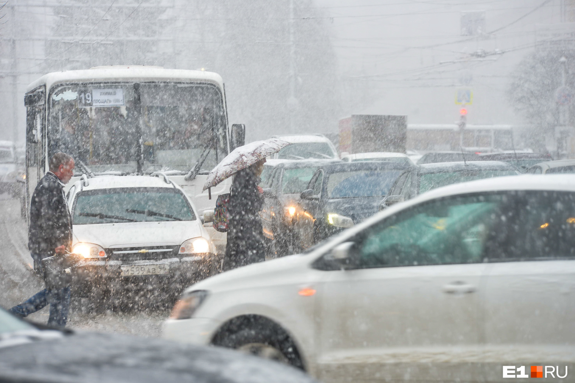 Оставайтесь дома! На Екатеринбург обрушится сильный снегопад — экстренное предупреждение