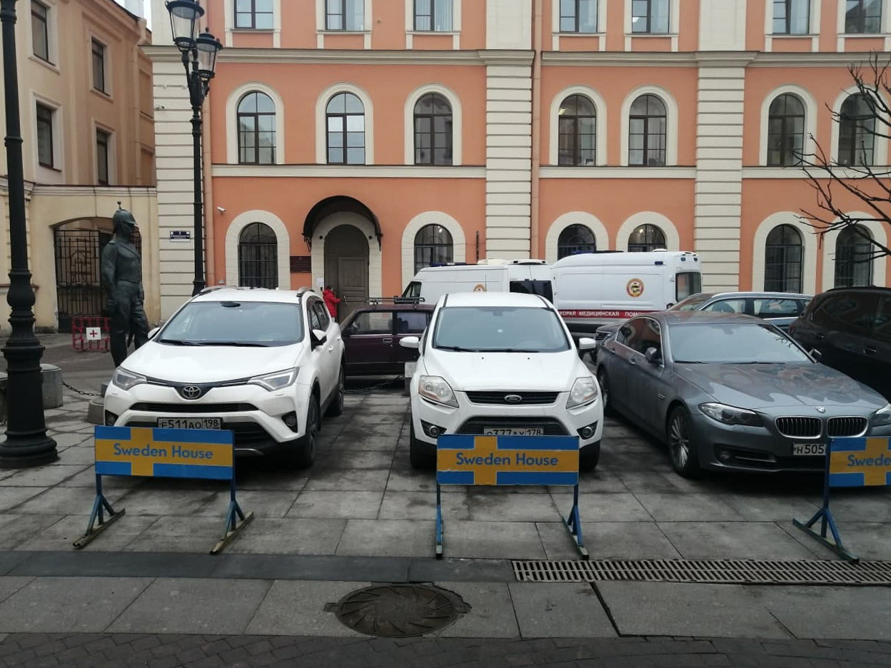 Смольный разрешил Дому Швеции ставить машины вплотную к памятнику  городовому 17 мая 2021 года - 17 мая 2021 - ФОНТАНКА.ру