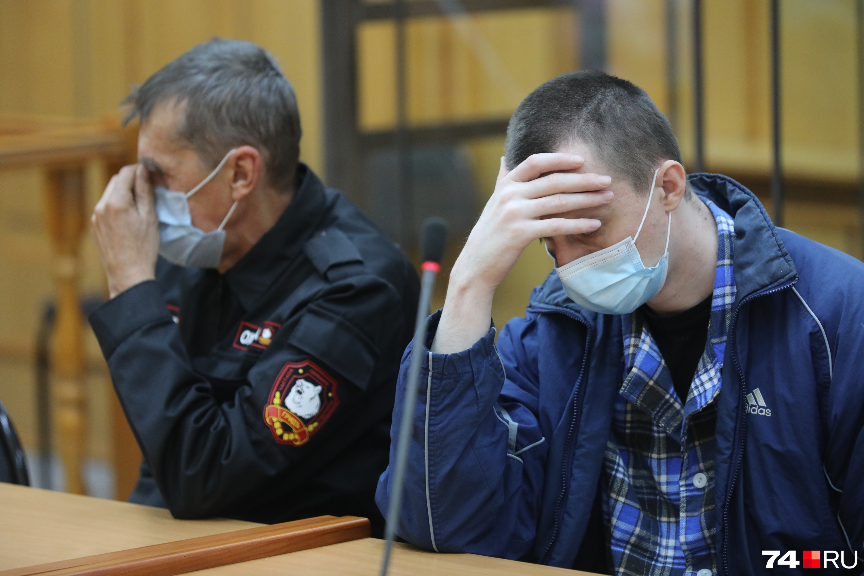 Перед оглашением, в ожидании судьи Алексеев постоянно прикрывал лицо рукой. Ему явно не нравилось внимание прессы и щелчки фотоаппаратов
