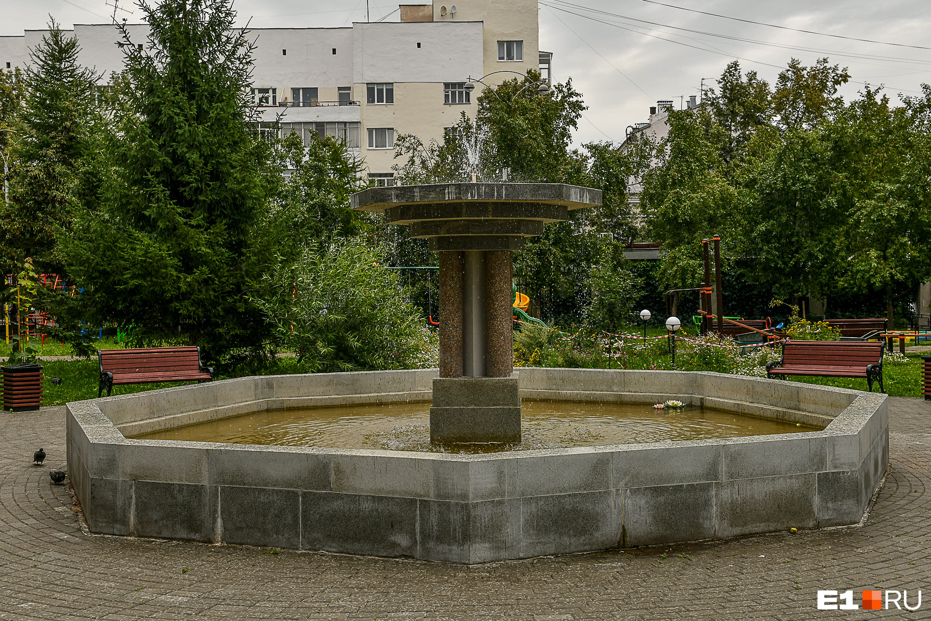 Двор дома <nobr>№ 2</nobr> на 8 Марта — один из немногих в Екатеринбурге, где есть фонтан, и, наверное, единственный, где этот фонтан работает