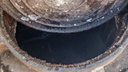 «Горводоканал» закрыл плитой колодец на Кропоткина, куда незаконно сливали отходы — ассенизаторов это не остановило