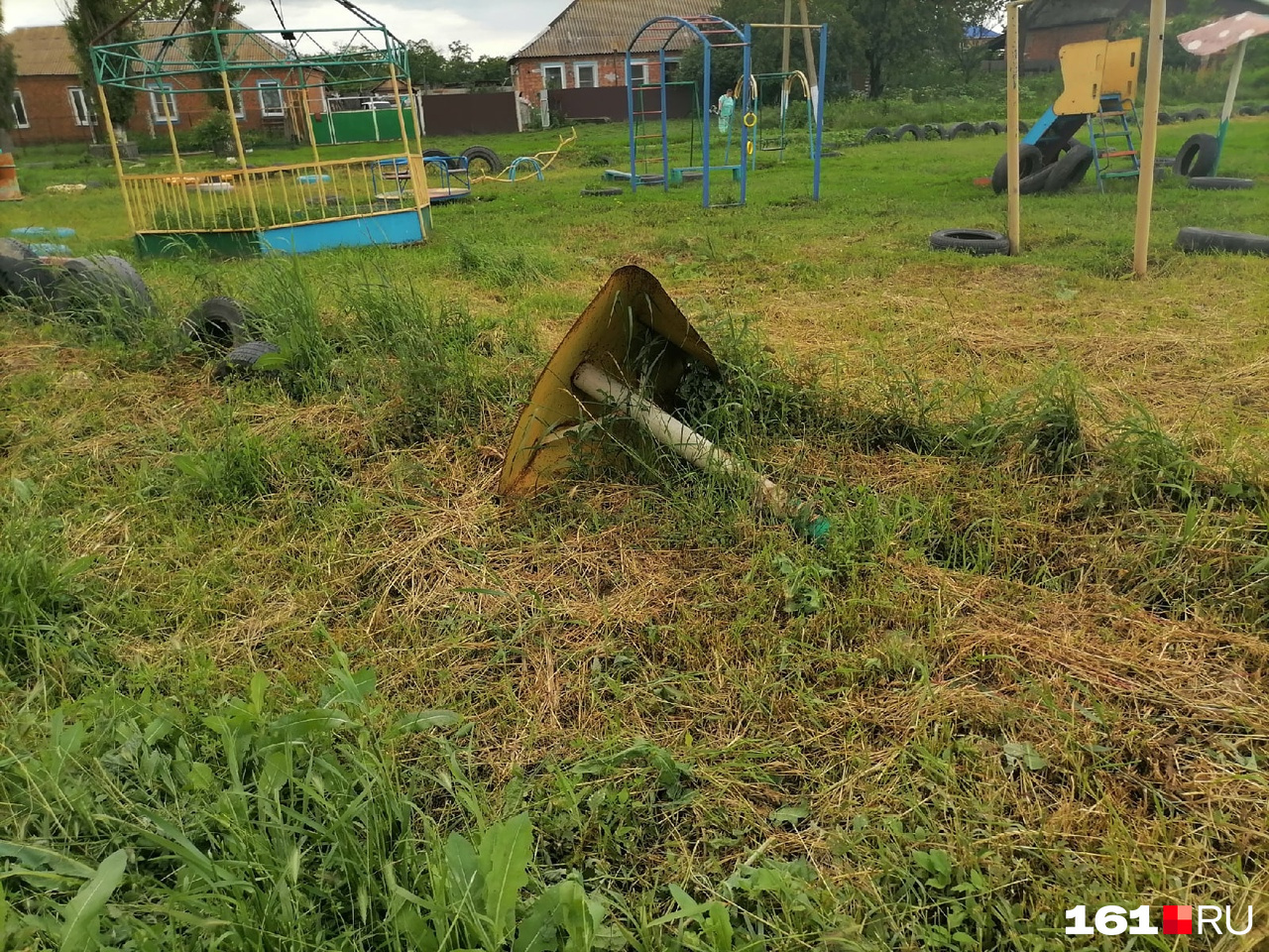На детской площадке недавно скосили траву, чтобы пробраться к оставшимся конструкциям На детской площадке недавно скосили траву, чтобы пробраться к оставшимся конструкциям