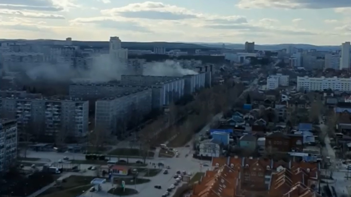 «Стоят три пожарные машины и скорая»: на Юго-Западе загорелся балкон девятиэтажки