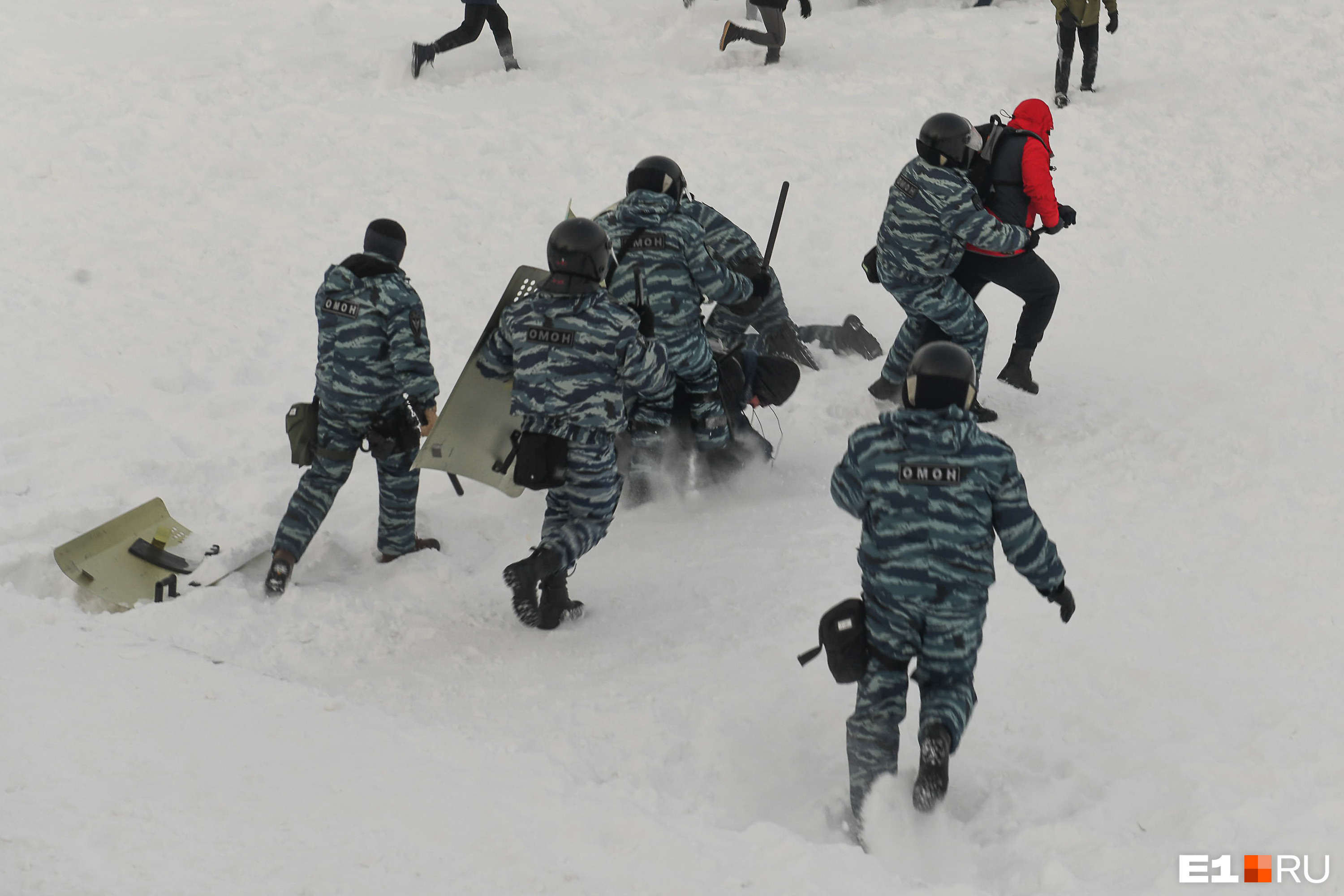 Оттеснив людей на лед Исети, омоновцы начали задержания 