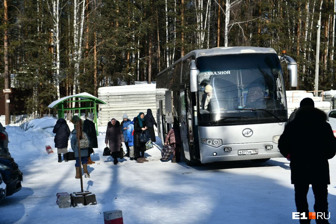 Приехал автобус с паломниками Приехал автобус с паломниками