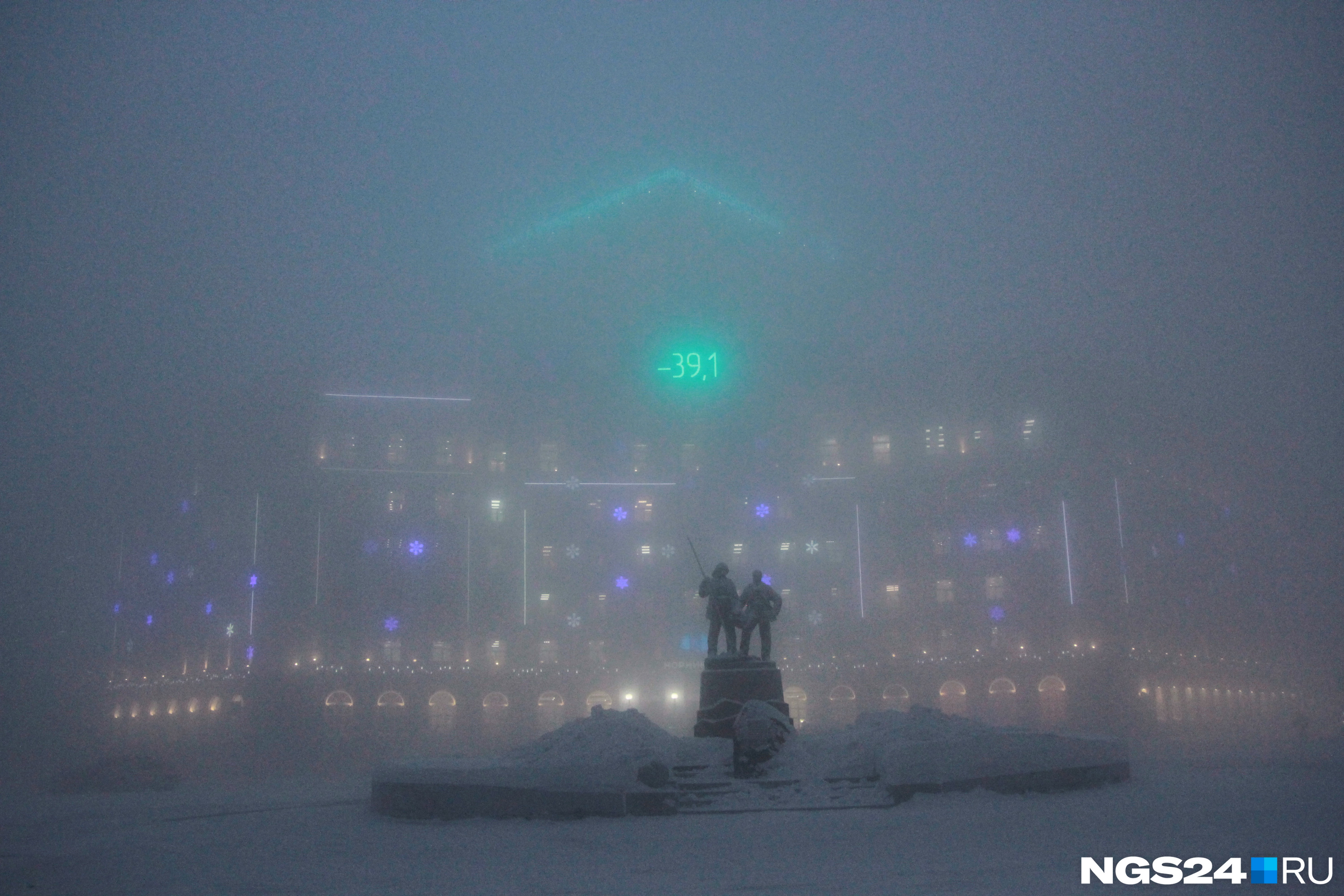 Памятник «Металлургам Норильска» и здания на Гвардейской площади скрыты за густым туманом