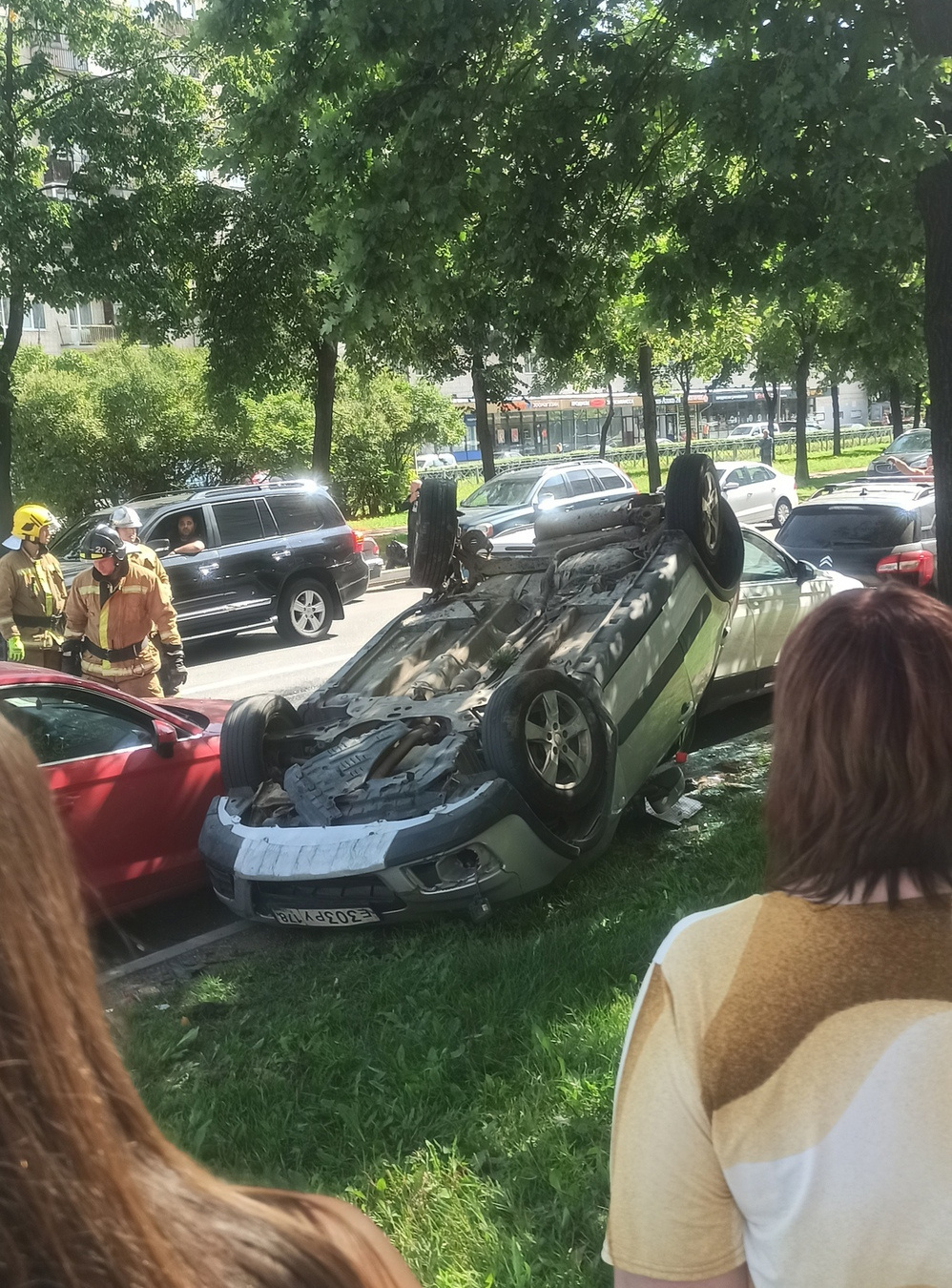 Машина вылетела на газон и легла на крышу на Ветеранов в Петербурге 11  августа 2021 г. - 11 августа 2021 - ФОНТАНКА.ру