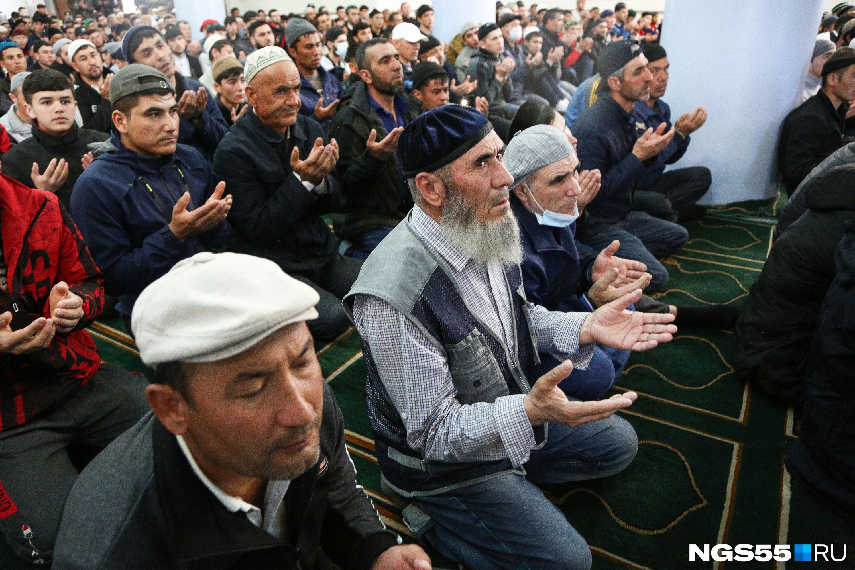 На служении присутствовали мусульмане всех возрастов. Мечеть посетили как юноши, так и пожилые люди