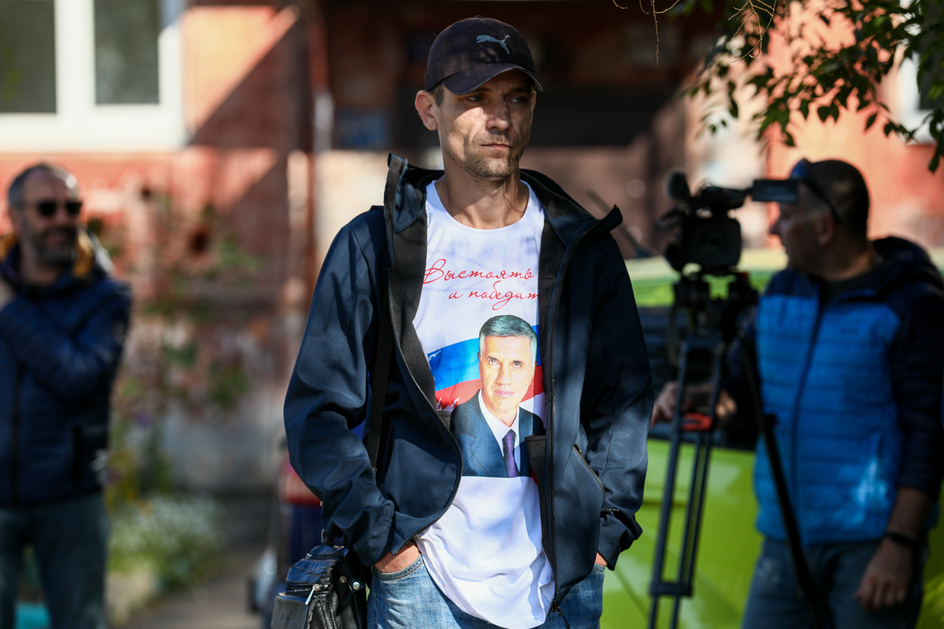 Люди выражали свою позицию атрибутами: кто-то пришел в маске с надписью «Свободу Быкову», кто-то — в футболке с его портретом