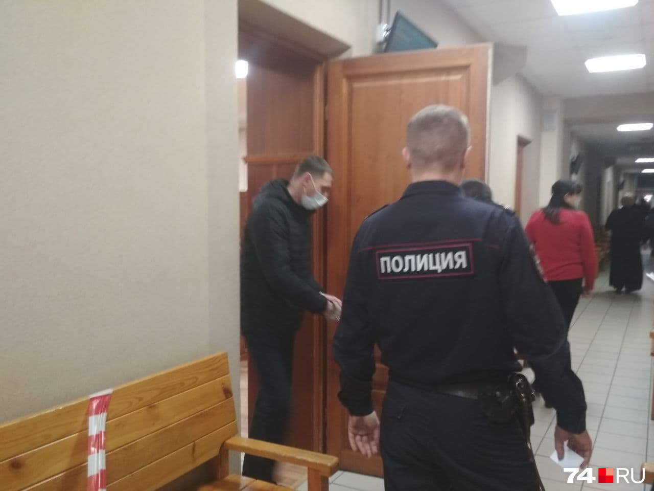 На Евгения Стюрина надели наручники сразу после судебного заседания и увезли его в следственный изолятор