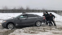 Пришлось толкать: депутат Госдумы застрял в снежной каше на дороге под Красноярском