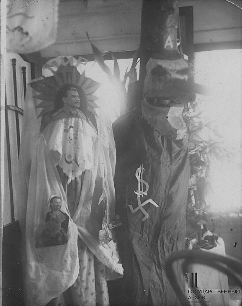 Победители конкурса костюмов на бале-маскараде: «Война и мир», 31 декабря 1950 года