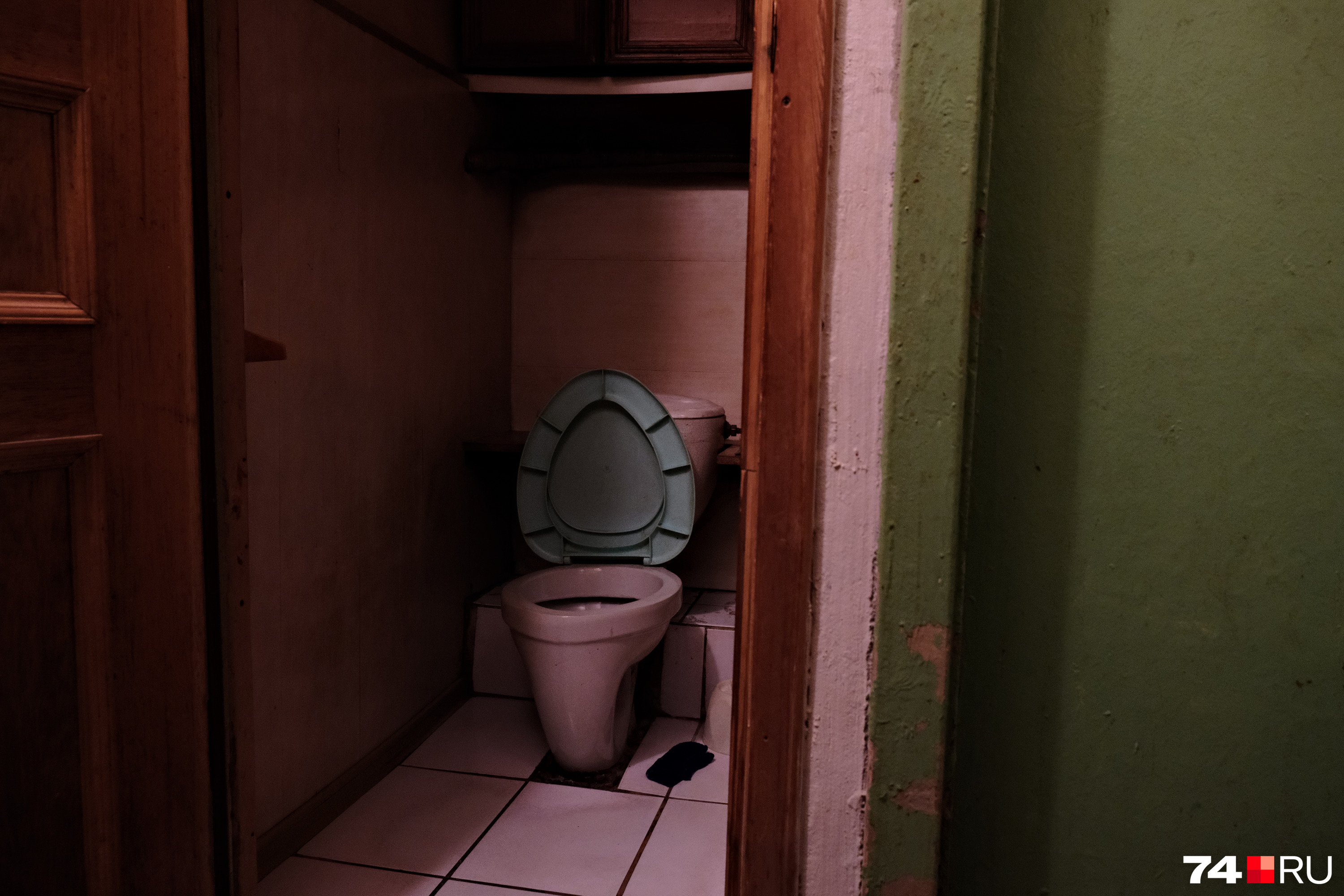 На четыре комнаты — два туалета, так очередей меньше