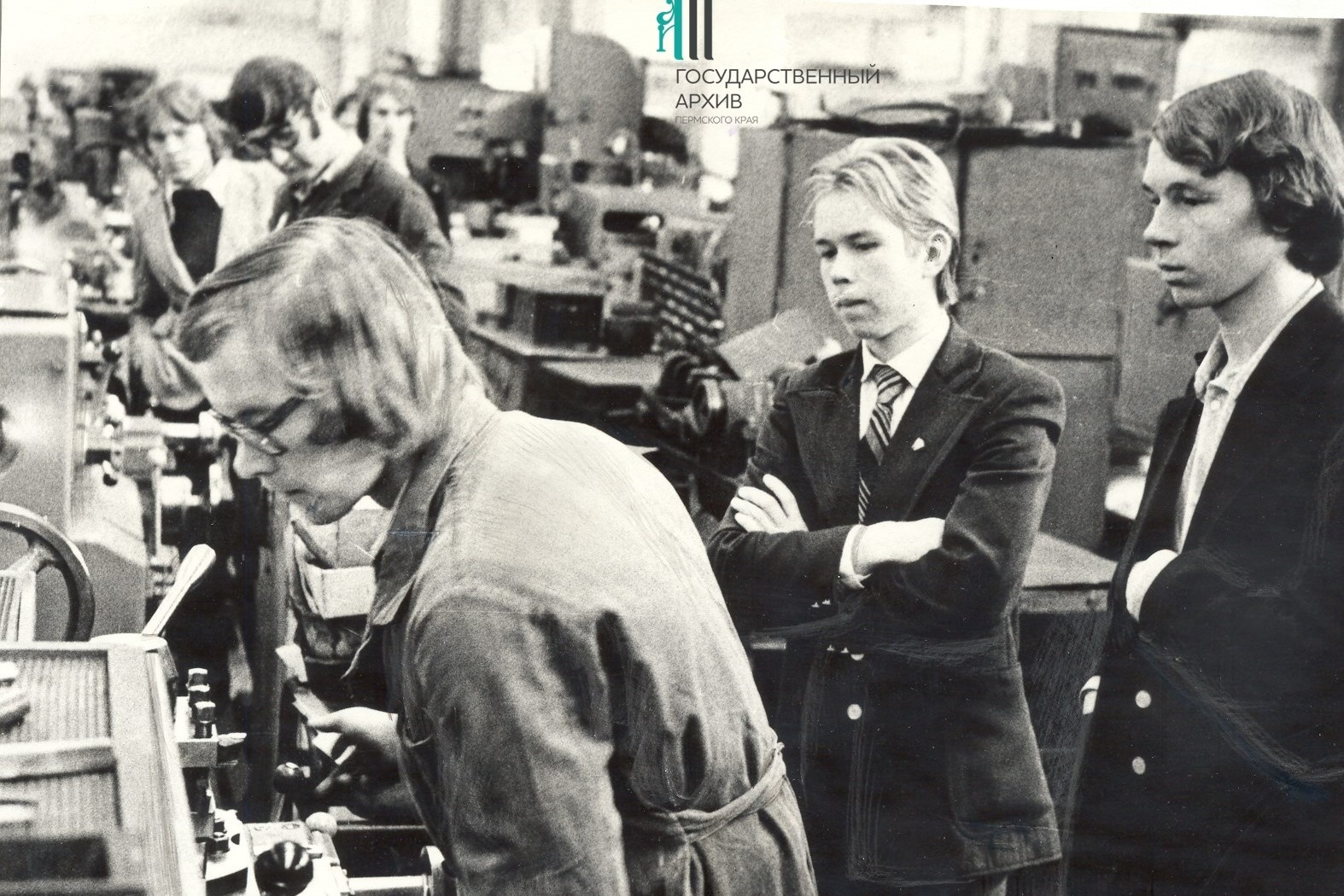 Для знакомства с рабочими профессиями школьников приглашали на заводы и фабрики. Пермь, завод имени Калинина, 1970 год 