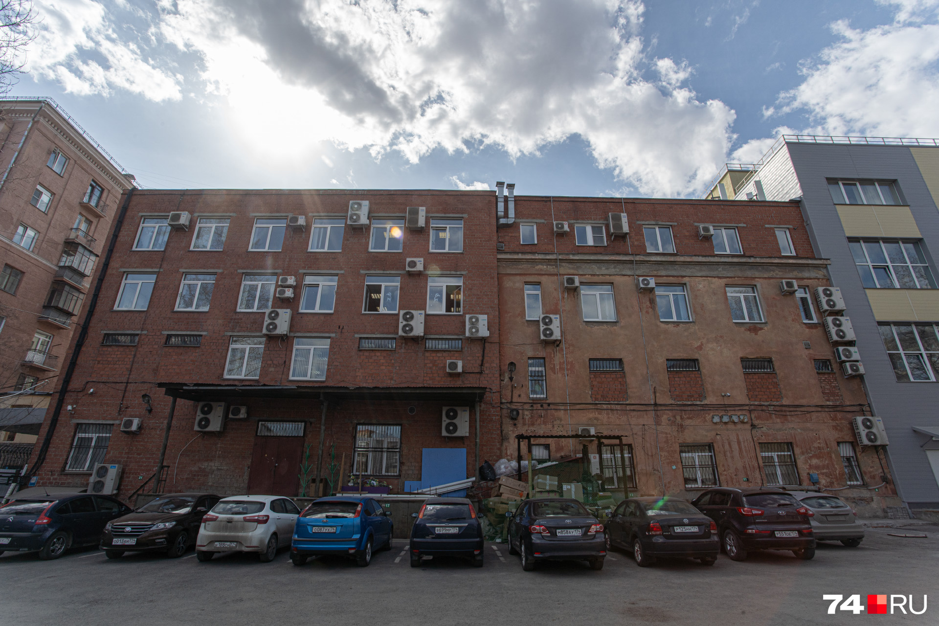 За магазином, оказывается, есть парковка За магазином, оказывается, есть парковка