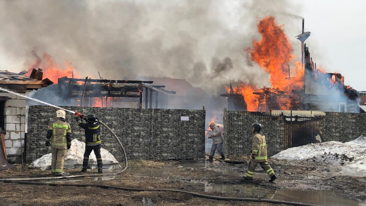 Под Кемерово загорелось несколько домов. Дым был виден из разных концов города
