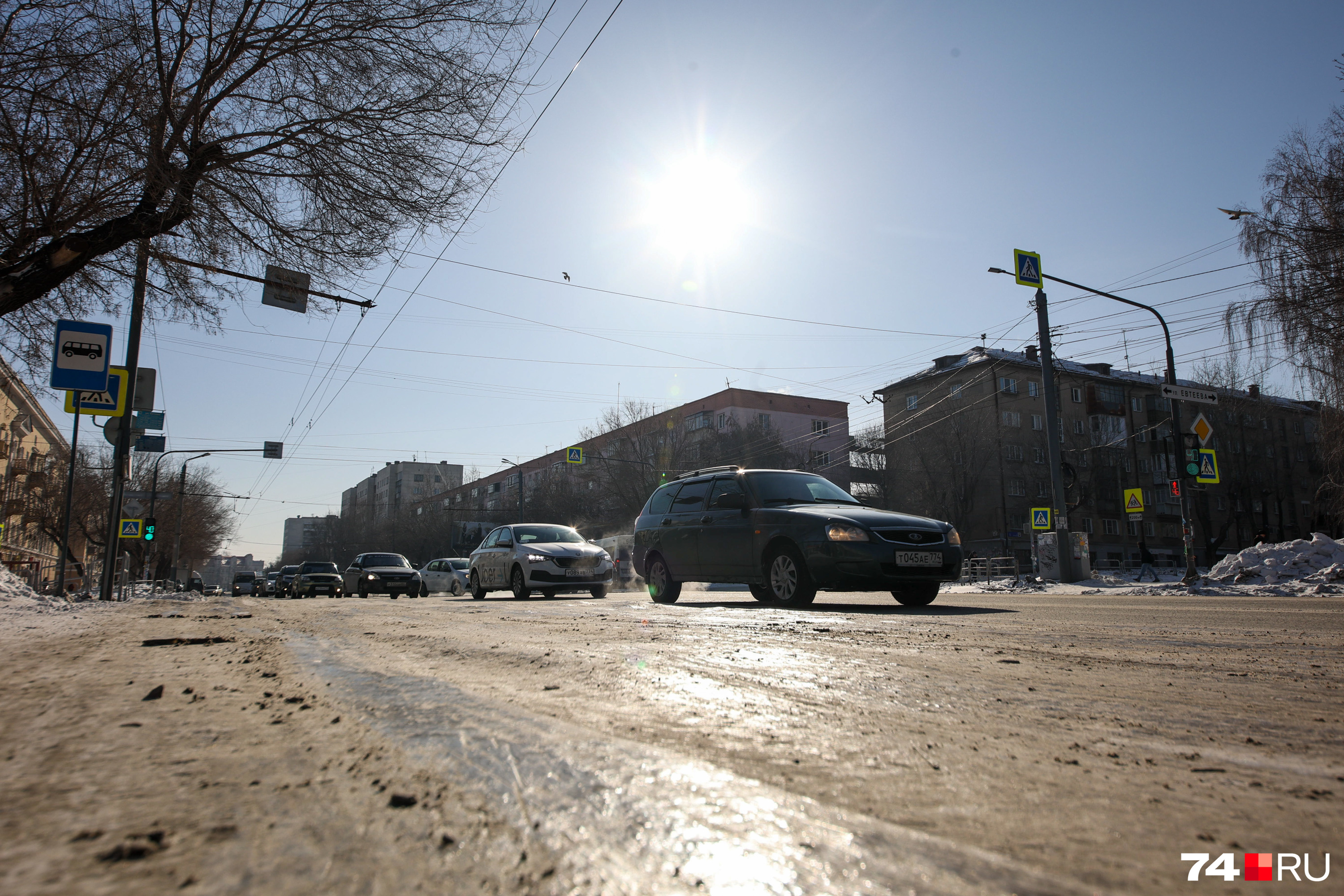Синоптики обещают, что сегодня мороз отпустит. Может быть, это поможет дорожникам привести дороги в порядок?
