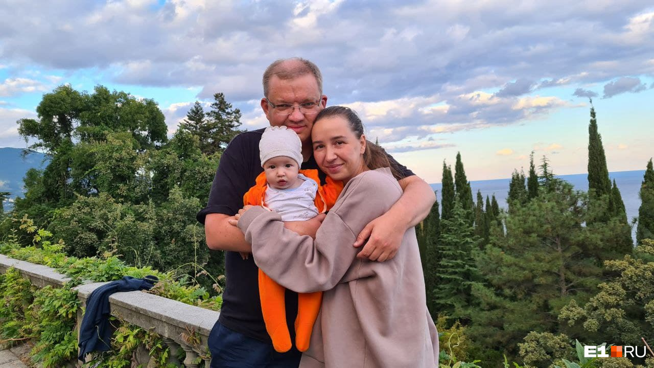 Сергей отправился в путешествие с женой и дочкой