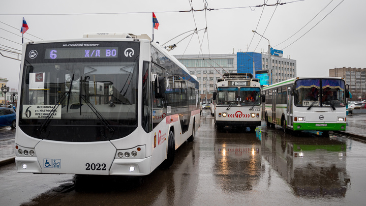В красноярских троллейбусах и трамваях отменили скидку за оплату проезда безналом