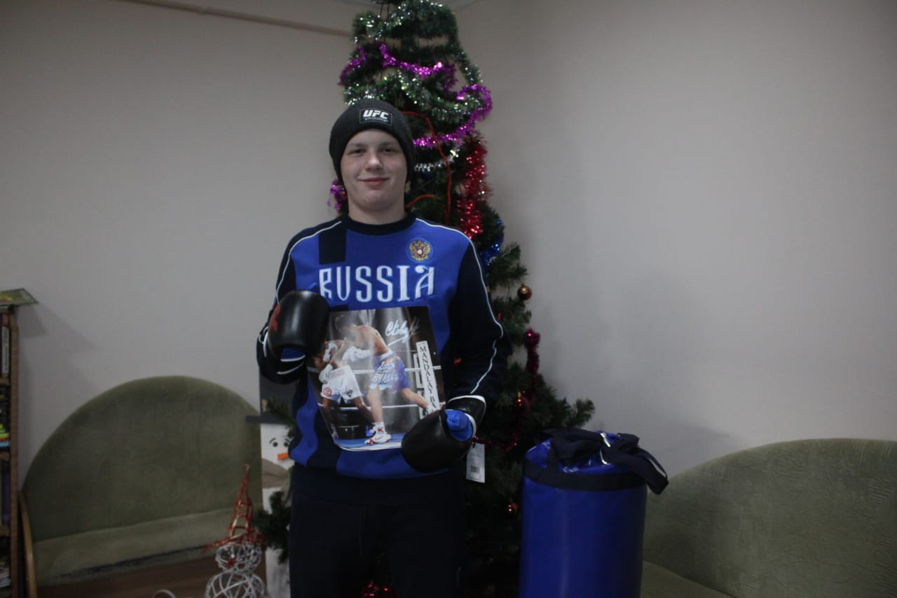 На Новый год сразу после трансплантации Сереже подарили боксерскую грушу и перчатки с автографом Сергея Ковалева, сегодня юноша вернулся к тренировкам