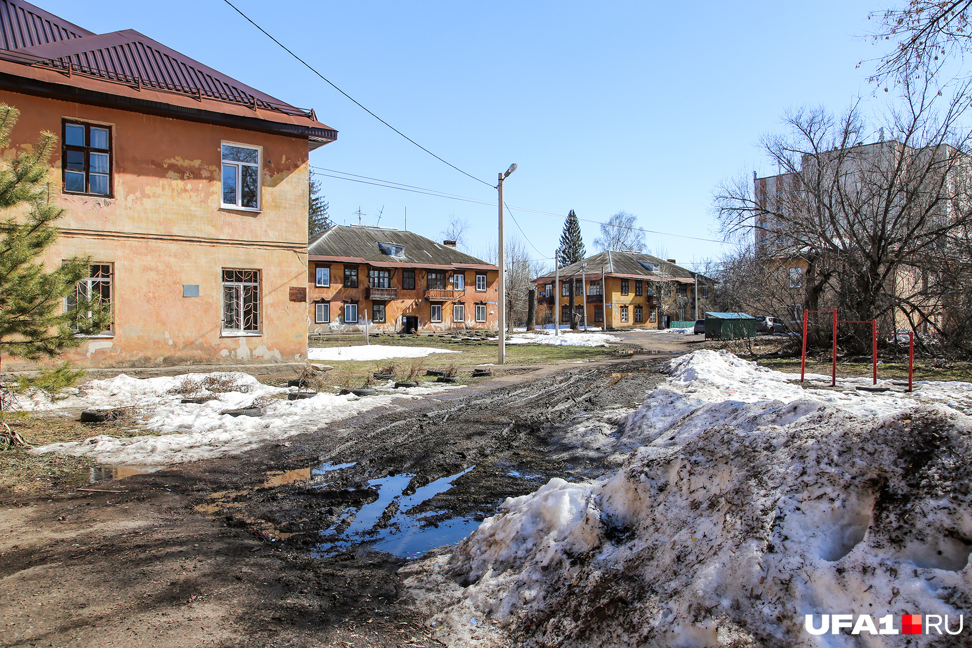 Среди крыши домов пустых улиц