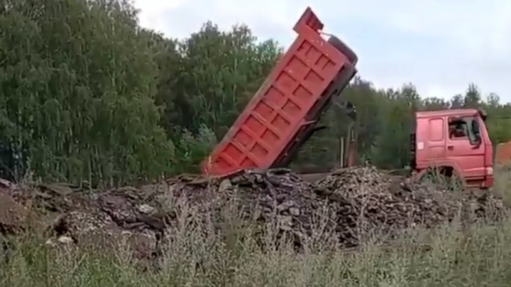В лесу на Северо-Западе Челябинска устроили свалку старого асфальта