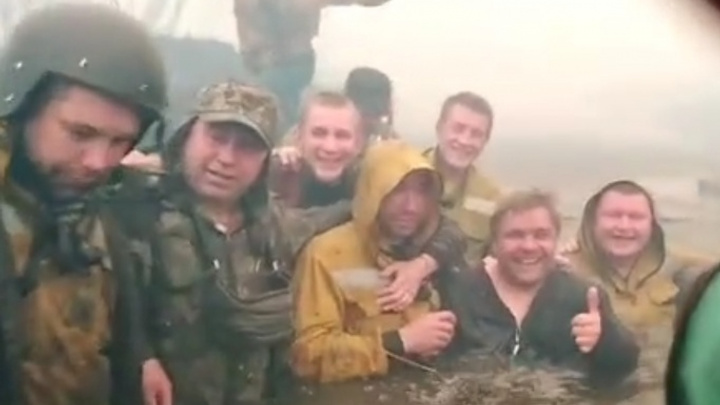 Свердловским пожарным пришлось прятаться от огня в реке