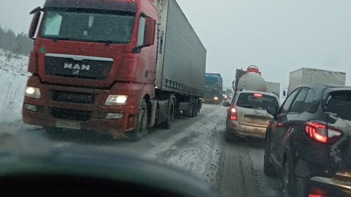 «Буксуют в обе стороны»: трасса М-5 в Челябинской области встала в пробку из-за снегопада
