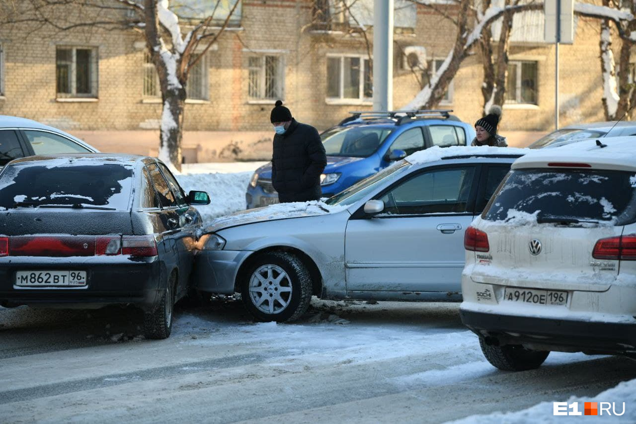 Очевидцы рассказывали, что легковушку просто выкинуло из колеи <br><br> Очевидцы рассказывали, что легковушку просто выкинуло из колеи <br><br>
