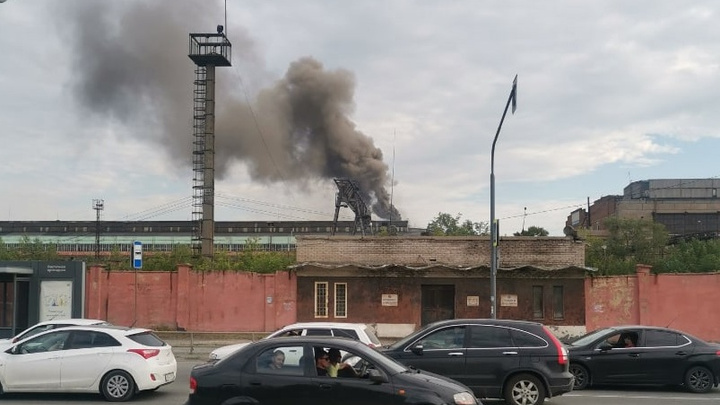 «Столб пламени был виден издалека»: на территории ЧТЗ вспыхнул пожар