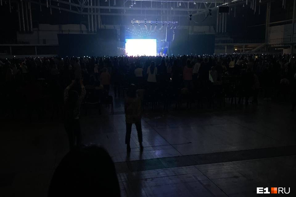 Половина людей ушла с концерта. Оставшиеся встали на стулья