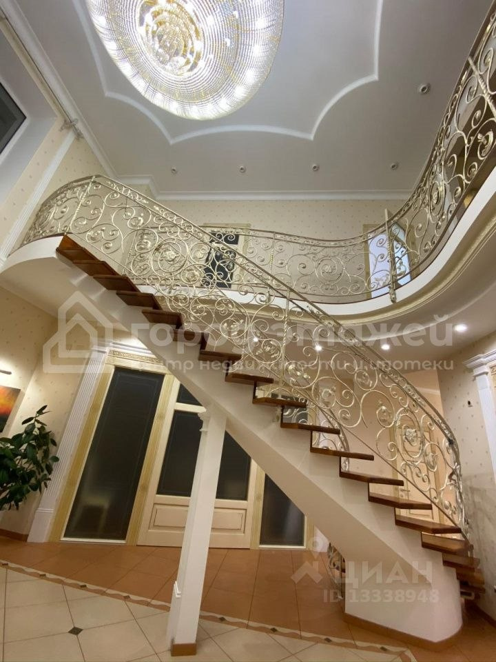 Золоченая лестница под версальской люстрой должна понравиться тем, кто ищет богатую обстановку