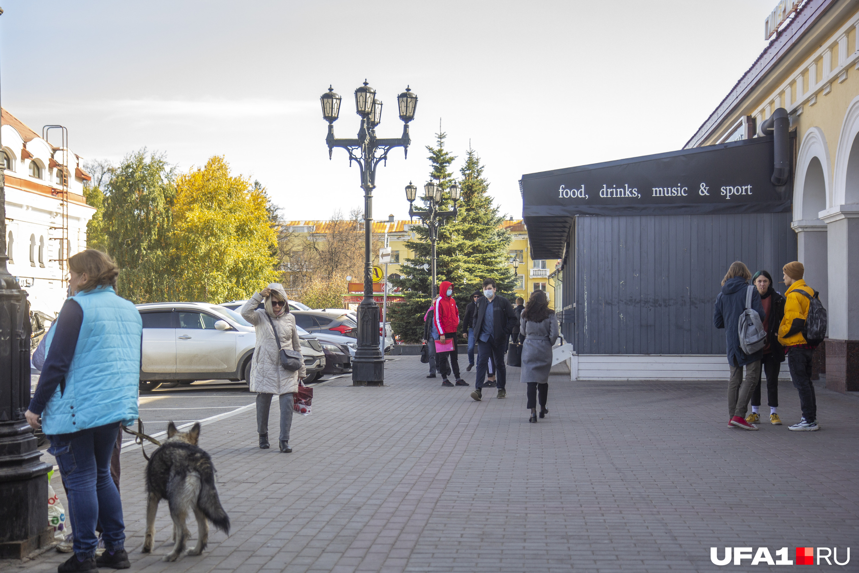 Уфимский код. Дизайн код Уфа. Памятники людей в России. Артемий Лебедев фото кинотеатра в ТЦ.