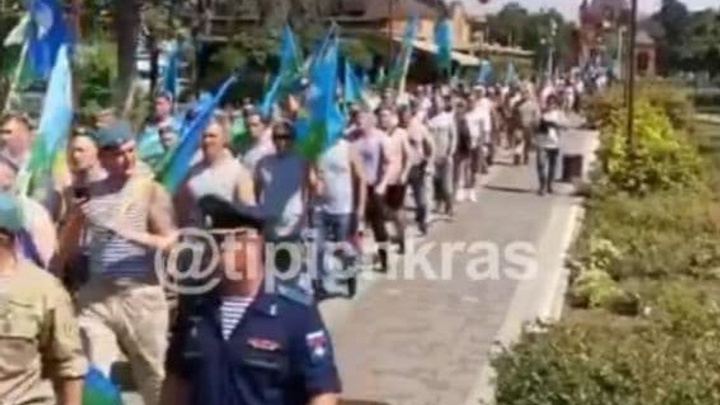 Мэрия Краснодара прокомментировала шествие десантников, которое не было согласовано с властями